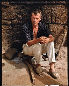 Burkina Faso, province de Poni, pays des Lobi, Loropéni, l'artiste peintre Hans Bouman en 1992