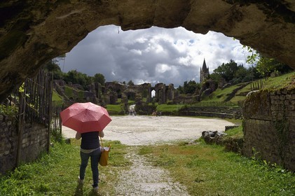 France, Charente-Maritime (17),  Saintonge, Saintes, amphithéâtre gallo-romain appelé localement les Arènes de Saintes, sa construction commence sous le règne de Tibère et s'achève sous le règne de Claude, vers 40 après JC, 127 mètres de long sur 102 de large, il pouvait accueillir près de 15 000 spectateurs, la basilique Saint-Eutrope en arrière plan