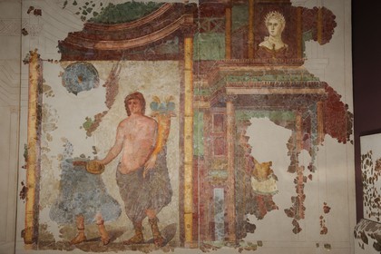 France, Aude (11), Narbonne, le Palais des Archevêques, le musée archéologique, fresque romaine du Clos de la Lombarde, scène de sacrifice avec génie et victoire