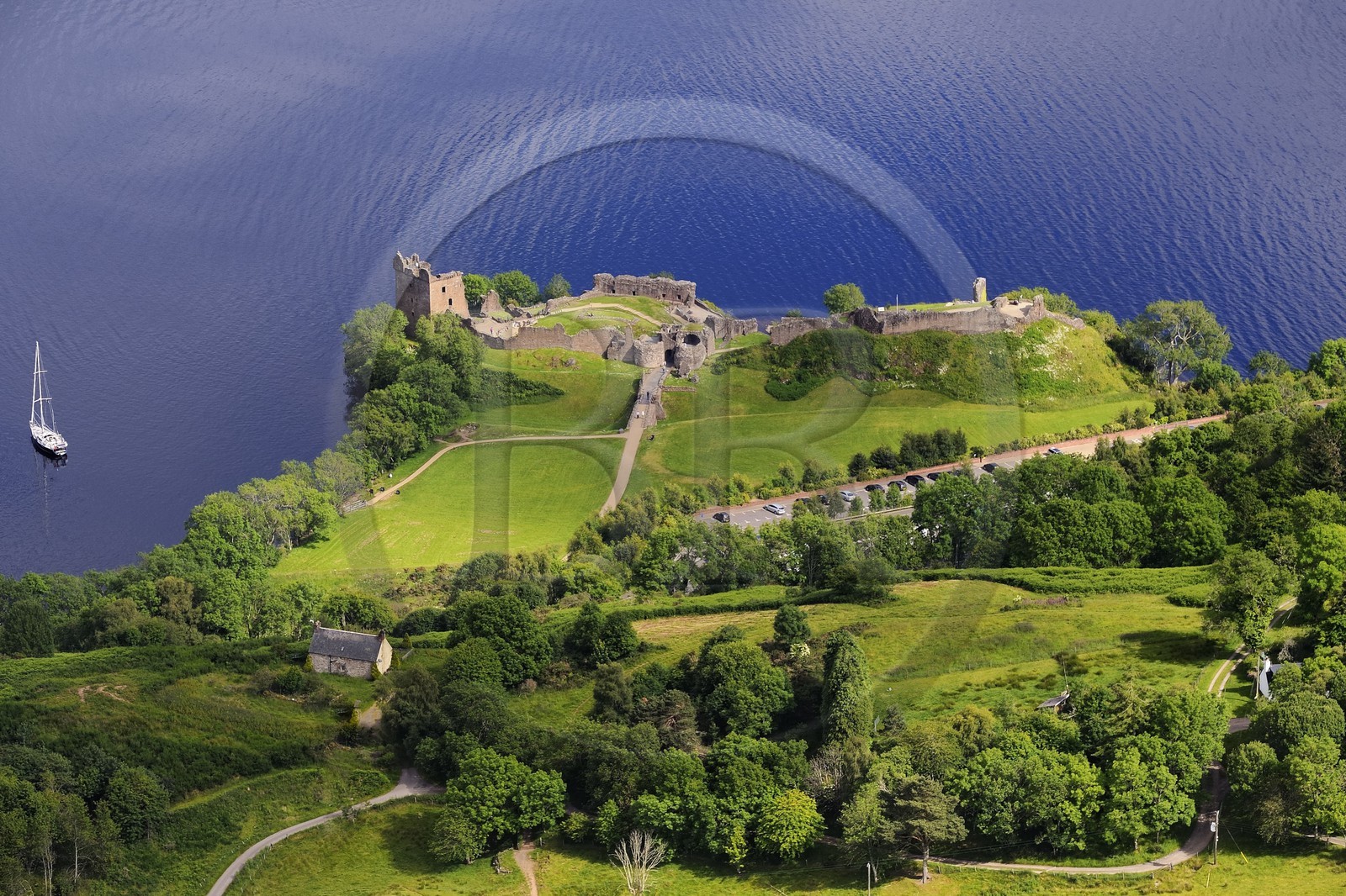 Royaume-Uni, Ecosse, Highland, le Loch Ness, chateau d' Urquhart (vue aérienne)