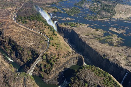 Zimbabwe, province de Matabeleland septentrional, fleuve Zambèze, les Chutes Victoria, classées Patrimoine Mondial de l'UNESCO, pont qui marque la frontière entre le Zimbabwe et la Zambie (vue aérienne)