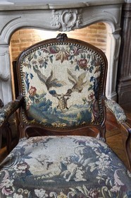 France, Aisne (02), Château-Thierry, Musée Jean de La Fontaine - Ville de Chateau-Thierry dans la maison natale du poète, le petit salon, fauteuil Louis XV recouverts d'une tapisserie d'Aubusson représentant la Fable de la tortue et les deux canards