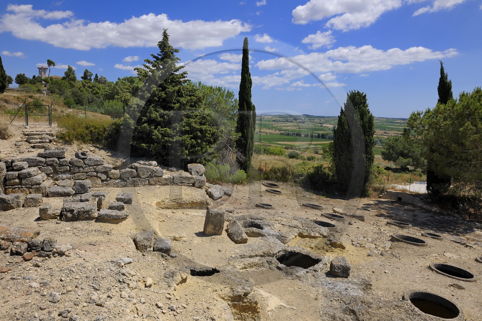 France, Hérault (34), Nissan-lez-Ensérune, l' oppidum d'Ensérune est un site archéologique comprenant les vestiges d'un village antique entre le VIe siècle av. J.-C. et le Ier siècle après J.-C., silos qui ont servis de stockage des denrées