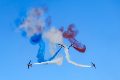France, Bouches-du-Rhône (13), Salon-de-Provence, base aerienne 701, base de la Patrouille de France (PAF pour Patrouille acrobatique de France) de l'Armée de l'air et de l'espace française, figure de croisement lors d'un vol d'entrainement des avions Alphajet