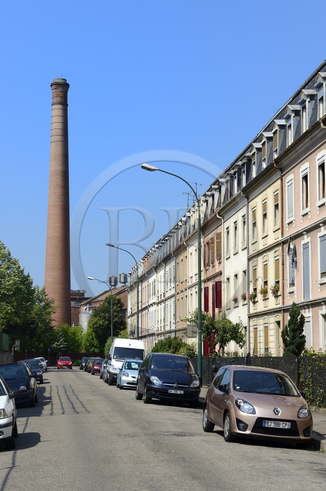 France, Haut-Rhin (68), Mulhouse, une des cheminées en brique de l'entreprise textile DMC (Dollfus-Mieg et Compagnie) en bordure de la rue de Pfastatt au bout de la rue de Sampigny