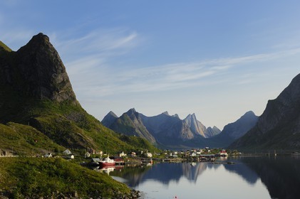 Norvège, Nordland, Iles Lofoten, Ile de Moskenes, le village de pêcheurs de Reine au soleil de minuit