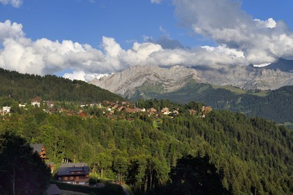 Suisse, Canton de Vaud, Ollon, hameau de Huémoz et Villars-sur-Ollon en arrière plan