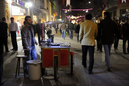 Turquie, Istanbul, quartier de Beyoglu, marchand ambulant de marrons chauds dans la rue Istiklal Caddesi
