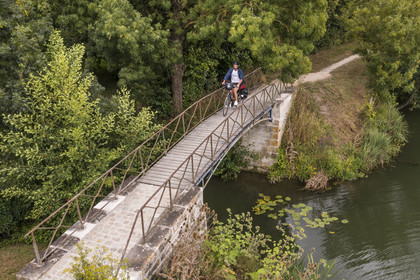 France, Deux-Sèvres (79), le Marais Poitevin, la Venise Verte, Coulon, randonnée à bicyclette le long de la Sèvre Niortaise et passage d'une passerelle (vue aérienne)
