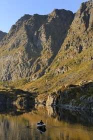 Norvège, Nordland, Iles Lofoten, commune de A (Å) à l'extrémité de Moskenesoy, barques sur un petit lac