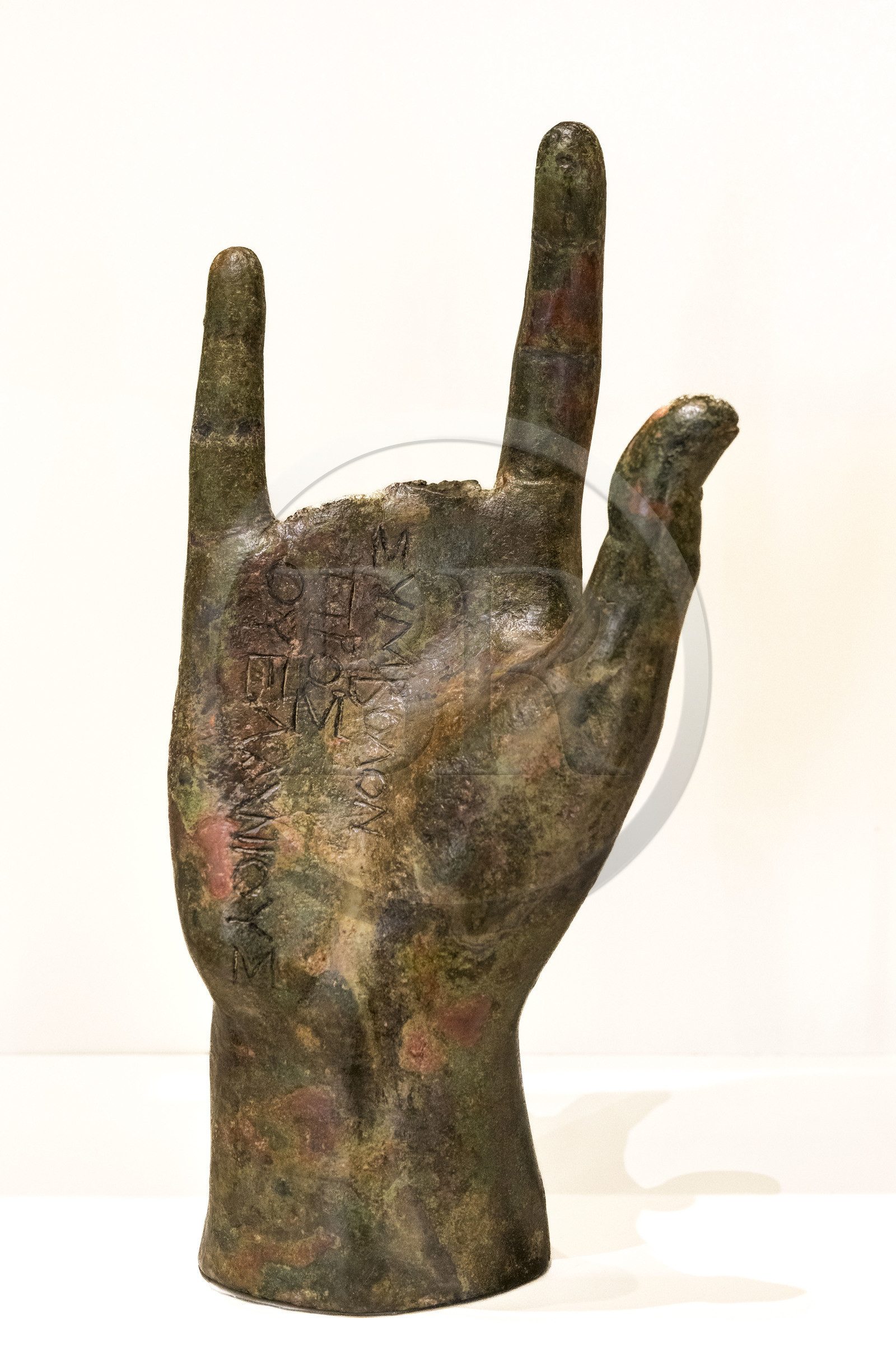 France, Paris (75), Bibliothèque Nationale de France, site Richelieu, main passeport votive, Gaule du Sud, 2e-1er siècle av. J.-C., cette main portant l'inscription en grec signe de reconnaissance pour les Velaunii servait de contrat commercial entre une cité grec de Gaule méridionale et le peuple alpestre des Velaunii