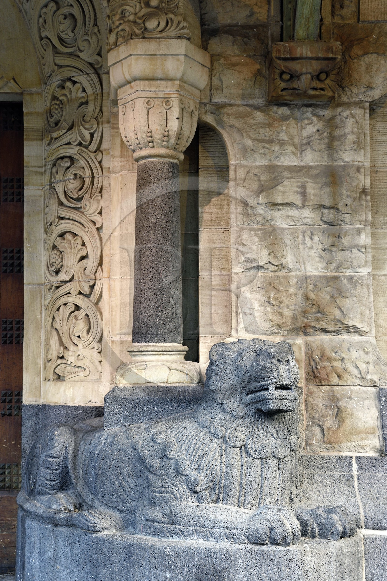France, Moselle (57), Metz, quartier impérial, la gare de Metz, édifiée de 1905 à 1908 par l'architecte berlinois Jurgen Kruger est inscrite monument historique, frises aux motifs celtiques et lion de basalte autour de l'accès au salon Charlemagne