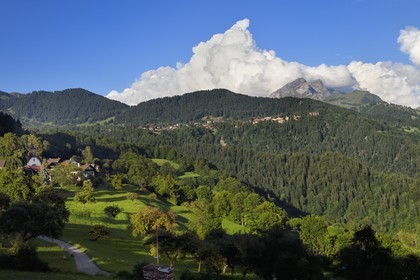 Suisse, Canton de Vaud, Ollon, hameau de Huémoz et Villars-sur-Ollon en arrière plan