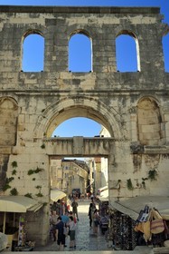 Croatie, Dalmatie, cote dalmate, Split, vieille ville romaine classée Patrimoine Mondial de l'UNESCO, les remparts du Palais Dioclétien et la porte Argentea