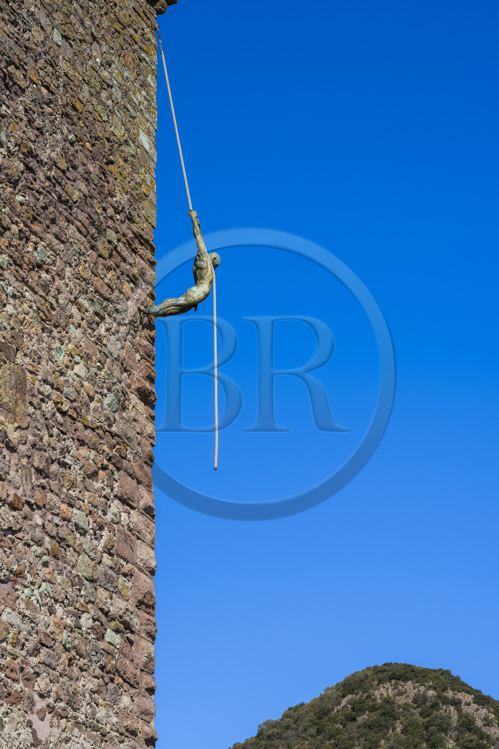 France, Alpes-Maritimes (06), Mandelieu-la-Napoule, chateau de La Napoule (XII-XIXe siècle) reconstruit en grande partie au début du XXème siècle par le couple américain Henry et Marie Clews, il abrite désormais le Clews Center for the Arts, Le Grand Arc-boutant bronze du sculpteur Nicolas Lavarenne est suspendue à la tour Sarrazine
