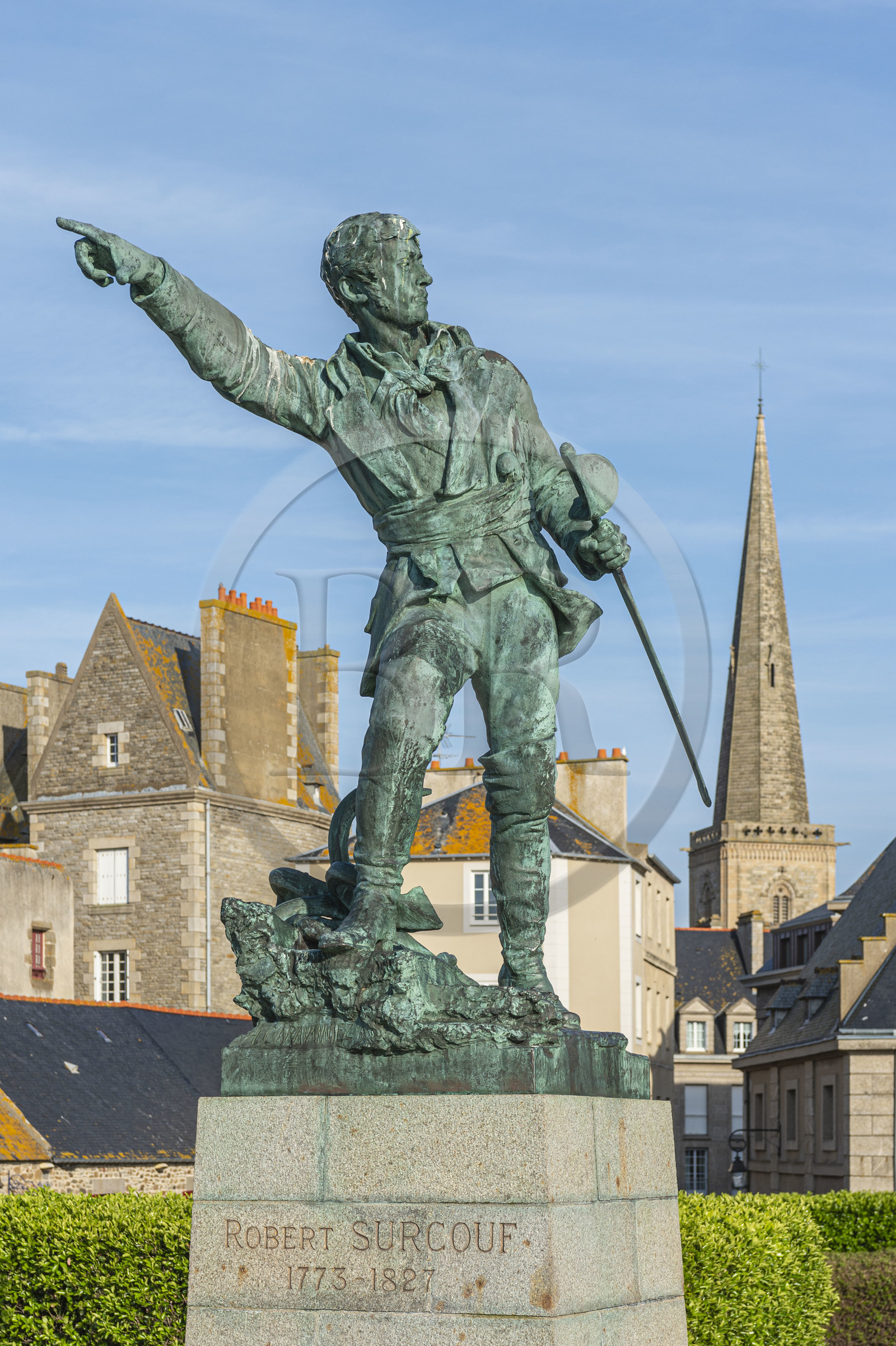 France, Ille-et-Vilaine (35), Côte d'Emeraude, Saint-Malo, statue du corsaire Robert Surcouf réalisée par le sculpteur Alfred Caravaniez fin XIXème siècle sur les remparts du jardin de la place du Québec
