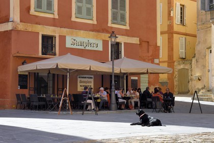 France, Haute-Corse (2B), Bastia, la Citadelle quartier de Terra-Nova, restaurant sur la place du Donjon