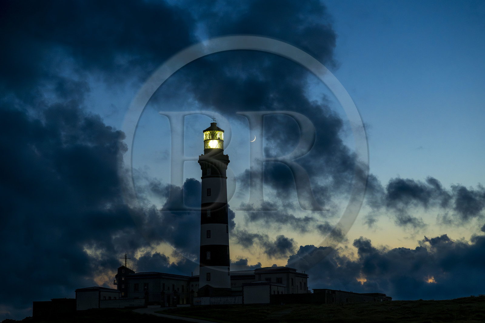 France, Finistère (29), Mer d'Iroise, Ile d'Ouessant, le phare du Créac’h éclairant la nuit