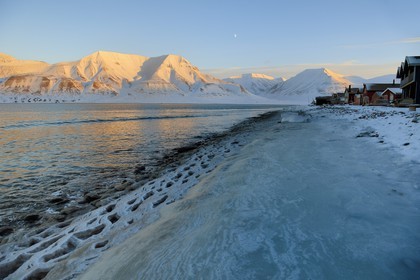 Norvège, Svalbard, Spitzberg, Longyearbyen, maisons en bois en bordure de l'Adventfjorden, dentelle d'eau salée glacée