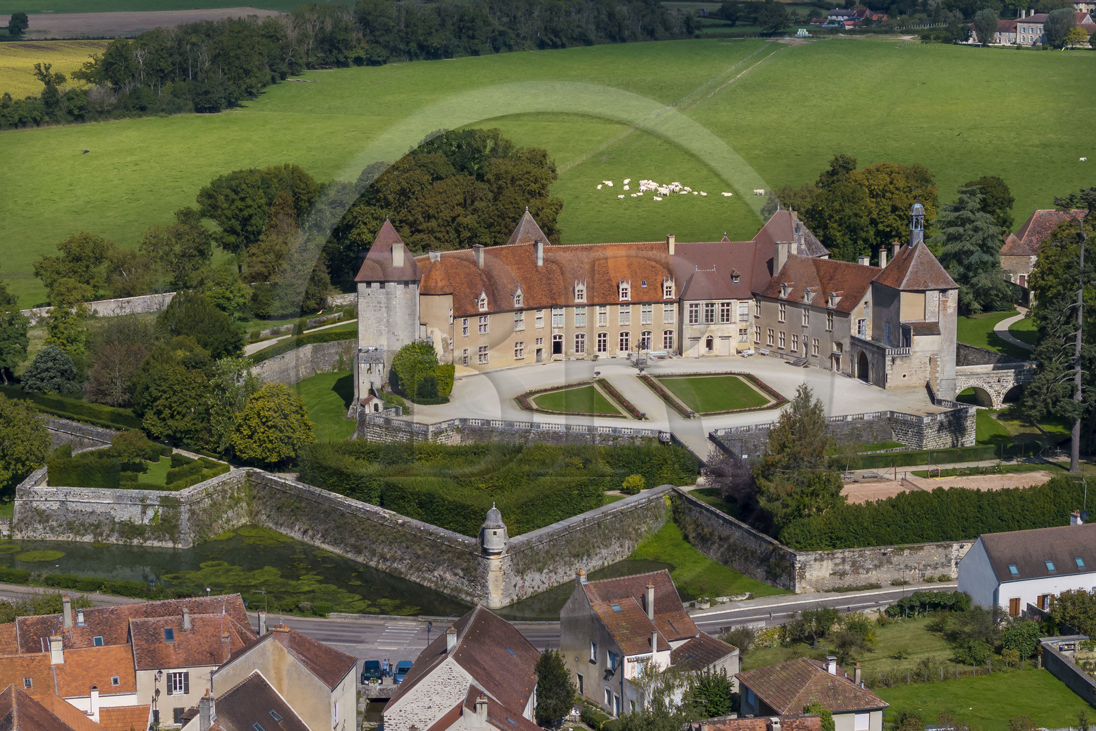 France, Côte-d'Or (21), Epoisses, le château d'Epoisses et sa double enceinte fortifiée (vue aérienne)