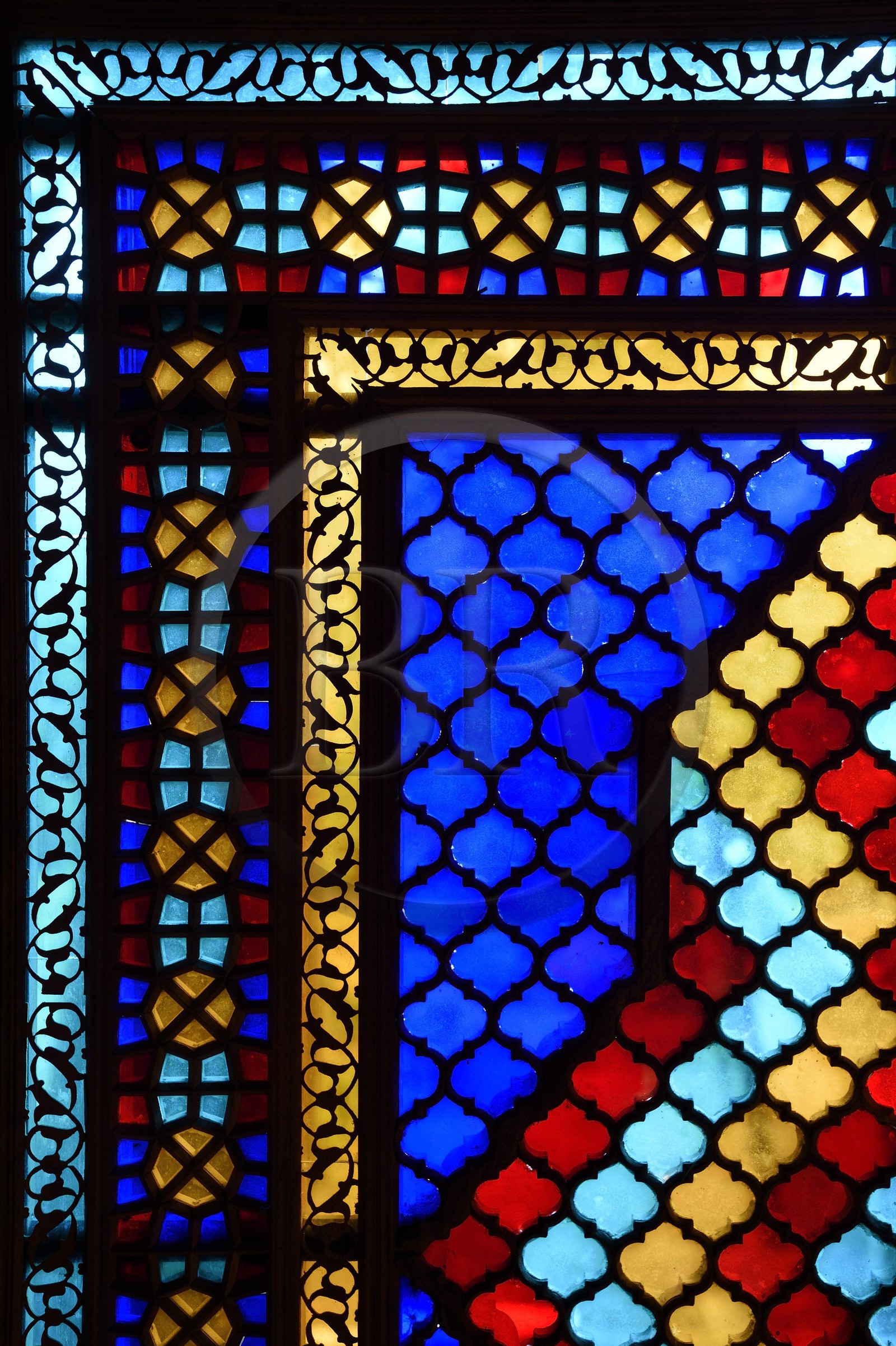 Azerbaïdjan, Sheki (Shaki), Palais des Khans de Shaki construit en 1797 par Muhammed Hasan Khan, détail d'un vitrail