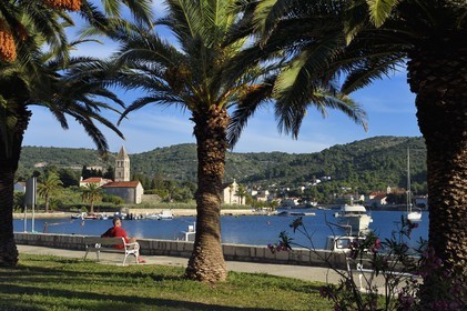 Croatie, Dalmatie, cote dalmate, Ile de Vis, village de Vis, monastère Saint-Jérome édifié au XVIe siècle par les franciscains sur la petite péninsule de Pirovo