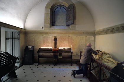 France, Bouches-du-Rhône (13), Marseille, basilique Notre-Dame de la Garde, prier dans la crypte
