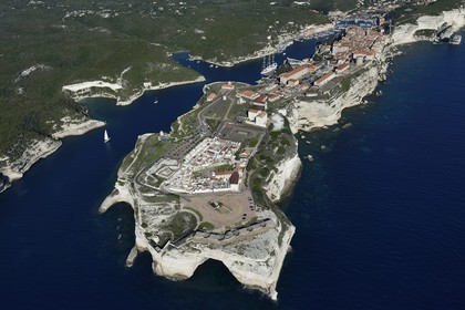 France, Corse-du-Sud (2A), Bonifacio, les falaises calcaires, la citadelle et la vieille ville (vue aérienne)