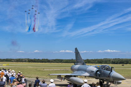 France, Bouches-du-Rhône (13), Salon-de-Provence, base aerienne 701, base de la Patrouille de France (PAF pour Patrouille acrobatique de France) de l'Armée de l'air et de l'espace française, démonstrations aériennes en présence des familles des élèves officiers pour la cérémonie d’échange des Gardes