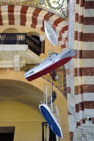 France, Bouches-du-Rhône (13), Marseille, basilique Notre-Dame de la Garde, de nombreux ex-voto sont offerts à la Vierge, au plafond sont suspendus de petits vaisseaux avec leurs agrès et ayant leur nom inscrit sur la poupe, ici une maquette d'un navire de la Marine Nationale de type Mistral