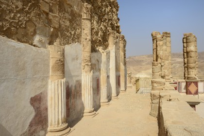 Israel, désert du Neguev, forteresse de Massada, classée Patrimoine Mondial de l'UNESCO, terrasse inférieure du Palais suspendu d'Hérode dont la résidence privée s'étageait sur trois niveaux