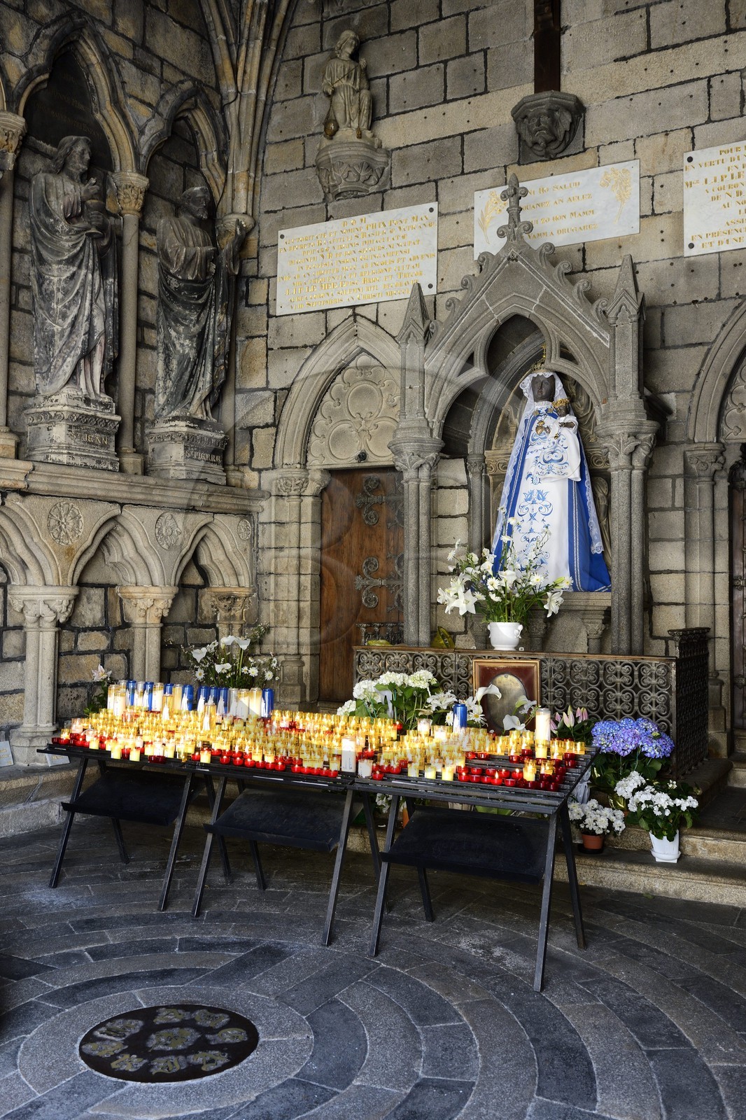 France, Côtes-d'Armor (22), Guingamp, basilique Notre-Dame de Bon-Secours, statue de N.D. de Bon-Secours