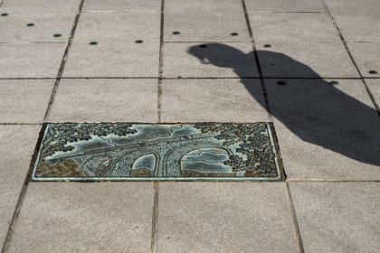 France, Vendée (85), La Roche-sur-Yon, place de la Vendée, une des vingt plaques de bronzes conçues par la fonderie d'art Macheret et représentant chacune des vingt intercommunalités du département, ici le Viaduc de Barbin pour le Pays de Mortagne
