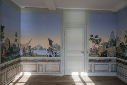 France, Ille-et-Vilaine (35), Côte d'Emeraude, Saint-Malo, l'Hotel Magon, authentique demeure de corsaire, hotel particulier construit pour François Auguste Magon de la Lande en 1725, armateur malouin, corsaire de Louix XV, négrier et directeur de la compagnie des Indes, papier tendu de 1725 en bas et papier peint de Rixheim du XIXème siècle en haut