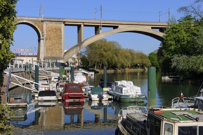 France, Val-de-Marne (94), les bords de Marne, le port de plaisance de Nogent-sur-Marne et le viaduc du pont de Mulhouse