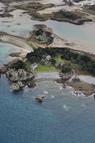 France, Côtes-d'Armor (22), Côte d'Ajoncs, Penvénan, Ile Illiec ou Ziliec, cordon de galets privé qui la relie aux îles Baëllanec et l'île Ozac'h, l'Ile fut la propriété de l'aviateur Charles Lindberg de 1934 à 1970 puis a été rachetée par la famille Heidsieck (vue aérienne)