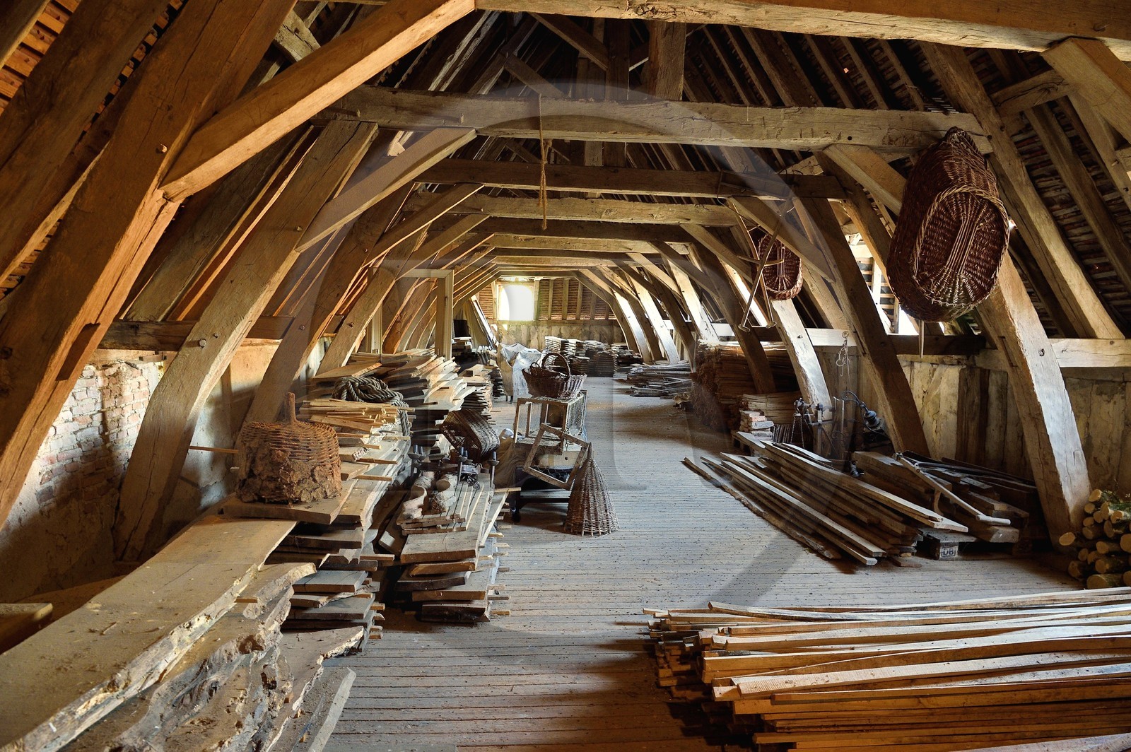 France, Allier (03), ancienne province du Bourbonnais, Chapeau, chateau de la Cour (XVe siècle à fin du XVIe siècle), charpente de l'ancien grenier à grain