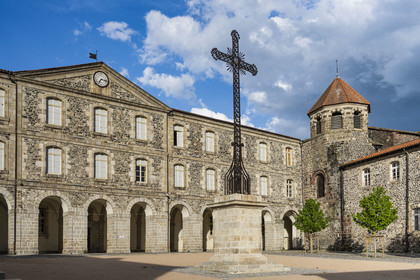 France, Haute-Loire (43), , randonnée avec un âne sur le chemin de Stevenson (GR 70), l'ancienne abbaye bénédictine Saint-Chaffre