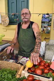 France, Alpes-Maritimes (06), Menton, marché couvert, halle municipale, le producteur Mario (80ans) vend ses citrons de Menton