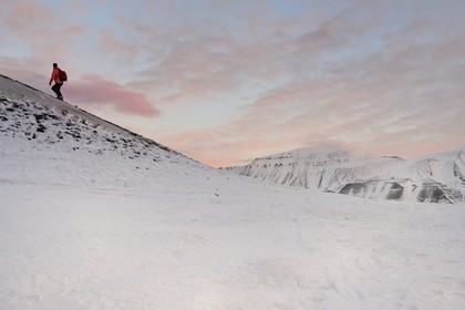 Norvège, Svalbard, Spitzberg, Longyearbyen, randonneur escaladant une colline