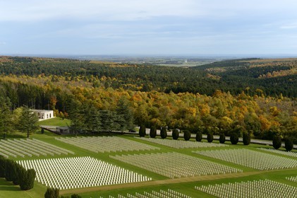 France, Meuse (55), Douaumont, bataille de Verdun, ossuaire de Douaumont, nécropole nationale, alignement de tombes de soldats dont un carré de tombes de soldats musulmans à gauche