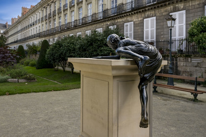 France, Loire-Atlantique (44), Nantes, quartier de Graslin, cours Cambronne, statue Eloge de la Transgression de l'artiste Philippe Ramette