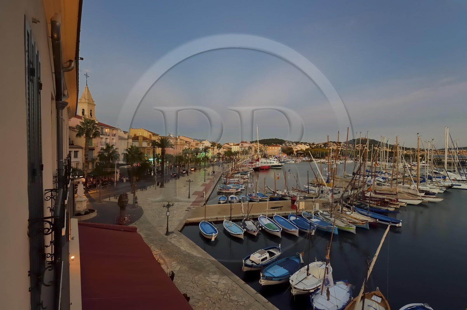 France, Var (83), Sanary-sur-Mer, barques traditionnelles de peche appelées pointus sur le port et l'église Saint-Nazaire