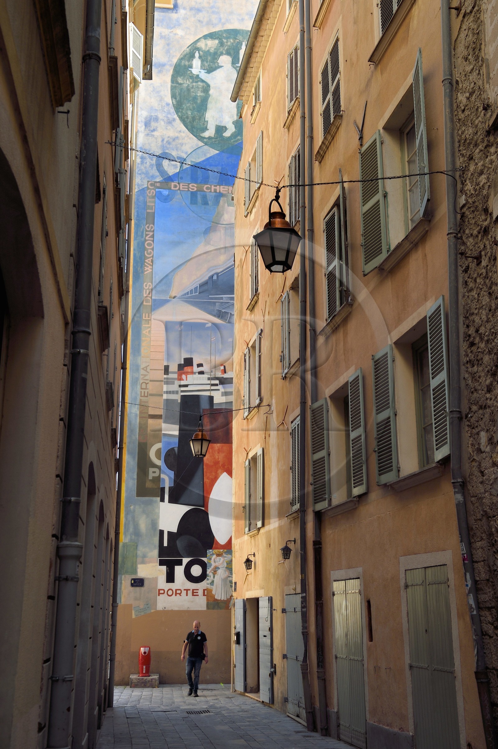 France, Var (83), Toulon, ancien quartier du petit Chicago devenu quartier des Arts, grande peinture murale de Art Mural Nice inspirée d'affiches anciennes au bout de la rue du Noyer