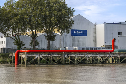 France, Loire-Atlantique (44), Indre, collection d'art contemporain à ciel ouvert Estuaire, Serpentine rouge réalisé par l'artiste d’origine cherokee Jimmie Durham devant l'ancienne fonderie d'Indret occupée par l'Unité Propulsion de Naval Group sur les rives de la Loire