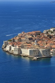 Croatie, Dalmatie, cote dalmate, Dubrovnik, centre historique classé Patrimoine Mondial de l'UNESCO, vue générale depuis la route de la corniche littorale