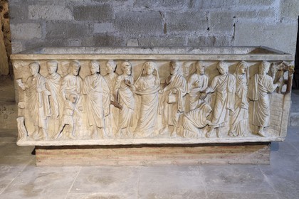 France, Puy-de-Dôme (63), Clermont-Ferrand, cathédrale Notre-Dame de l'Assomption, dans la crypte du Xe siècle, sarcophage gallo-romain chrétien en marbre du IVe siècle représentant la défunte figurée en orante en présence du Christ
