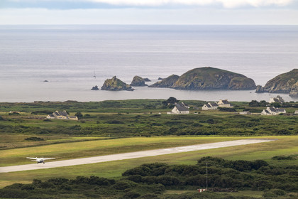 France, Finistère (29), Mer d'Iroise, Ile d'Ouessant, atterrissage du vol Finistair reliant Brest à Ouessant