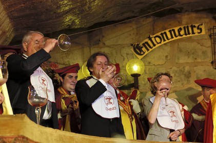 France, Indre et Loire (37), Chinon, les Caves Painctes, confrérie des bons entonneurs rabelaisiens lors du Chapitre de la Fleur