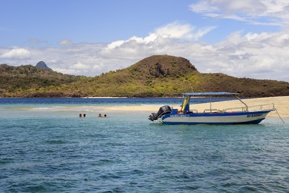France, Ile de Mayotte, Grande-Terre, M'Tsamoudou, ilot de sable blanc sur le récif de corail dans la lagune face à la pointe Saziley